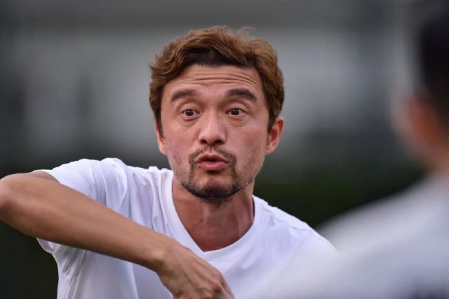 不知曾几什么时候，世界上产生了史无前例的灾害。雷（亚历山年夜·斯卡斯加德 Alexander Skarsgård 饰）带着老婆克莱尔（安德丽亚·瑞斯波罗格 Andrea Riseborough 饰）和年仅七岁的女儿佐伊（艾米丽·阿琳·林德 Emily Alyn Lind 饰）千辛万苦找到一个出亡场合，那边有着充沛的食品和能源，的确是可遇不成求的福地。三口人从此躲在地下，时候长达301天，正如雷所说，他们多是地球上独一的幸存者。“呼吸怪”是被制止说起的辞汇，它恍如随时可能呈现的恶魔，将一家人的出亡所崔毁于一旦。但是不不变的情感时刻在三口人之间舒展，不测状态连续不断呈现。在这个隔断的梗塞场合，他们有着永久没法躲避的恐怖宿命……